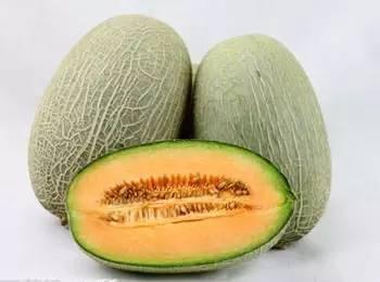 女子买瓜吃瓜的样子,女子买瓜吃瓜的欢乐时光